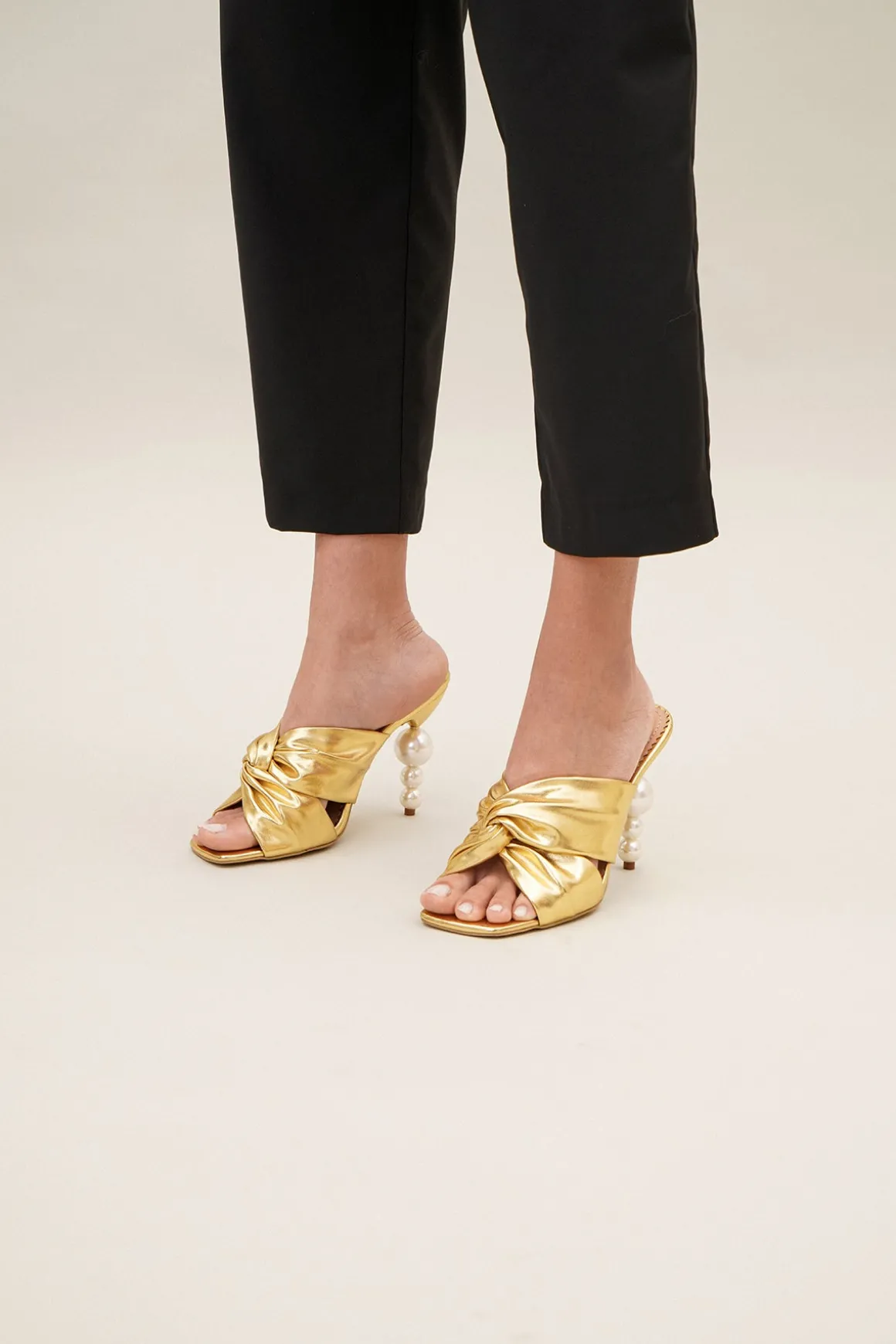 Camelia Pumps